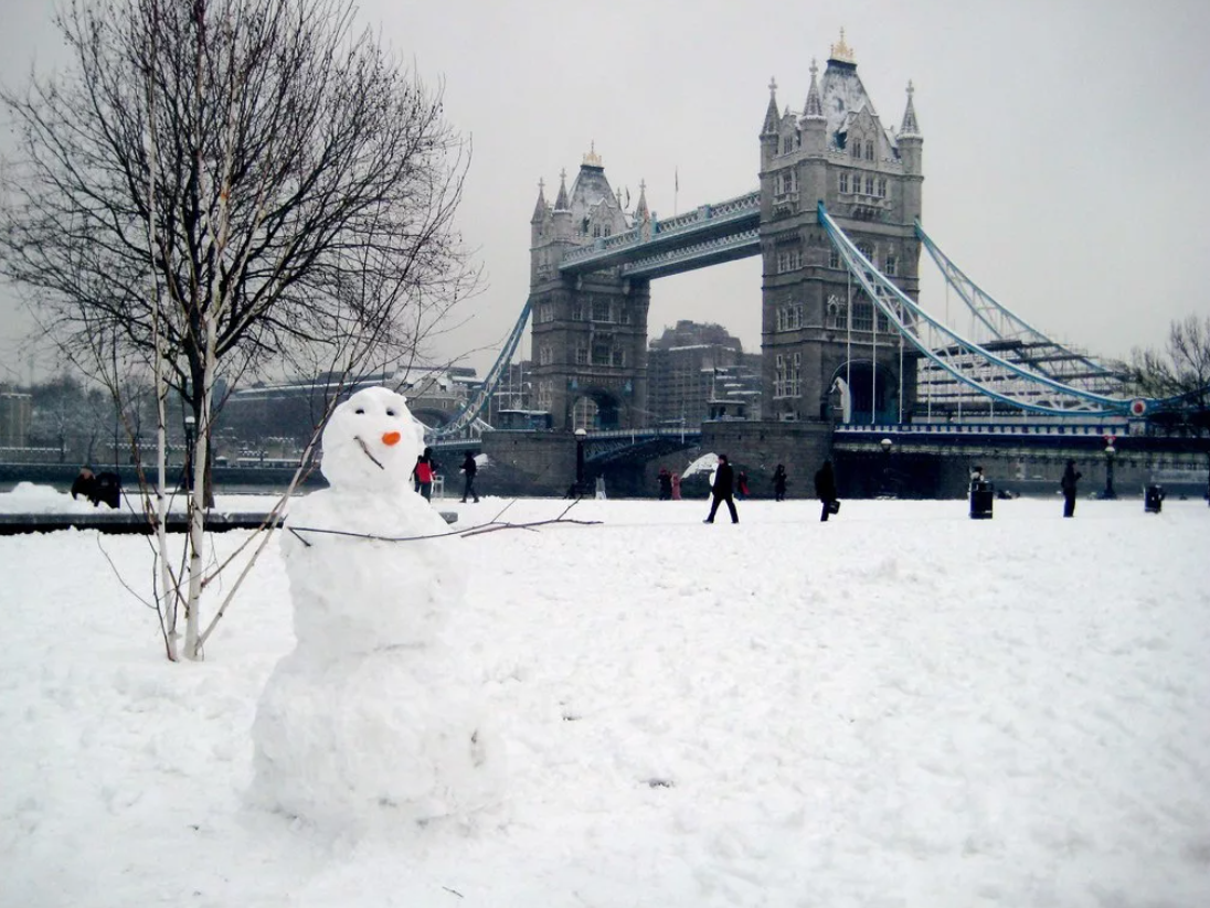 Snow tower. Лондон зимо1. Лондонский Тауэр зимой. Англия в снегу Тауэр бридж. Англия Лондона зима.