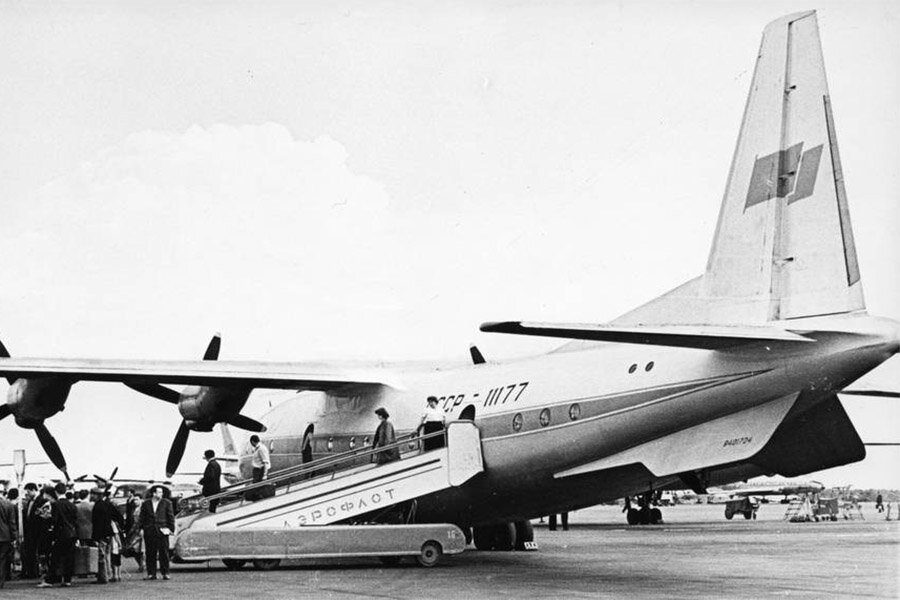 Гребни путевой устойчивости на фюзеляже самолета Ан-10. Фото из открытых источников