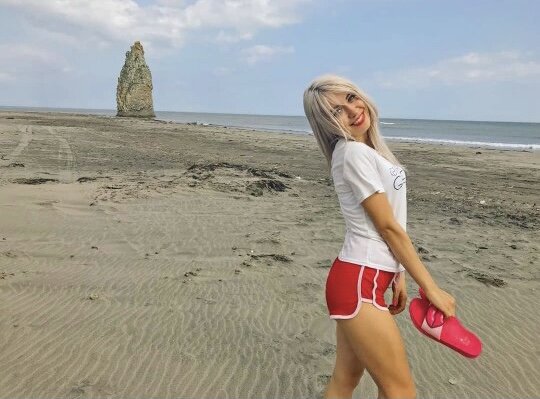 На фоне Чертов Палец . Побережье Тихого океана.