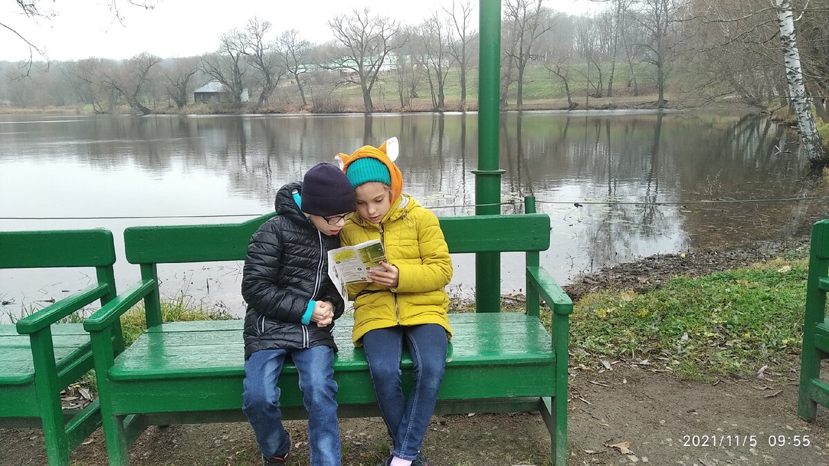 В ожидании экскурсовода Макс и Лиля изучают путеводители.