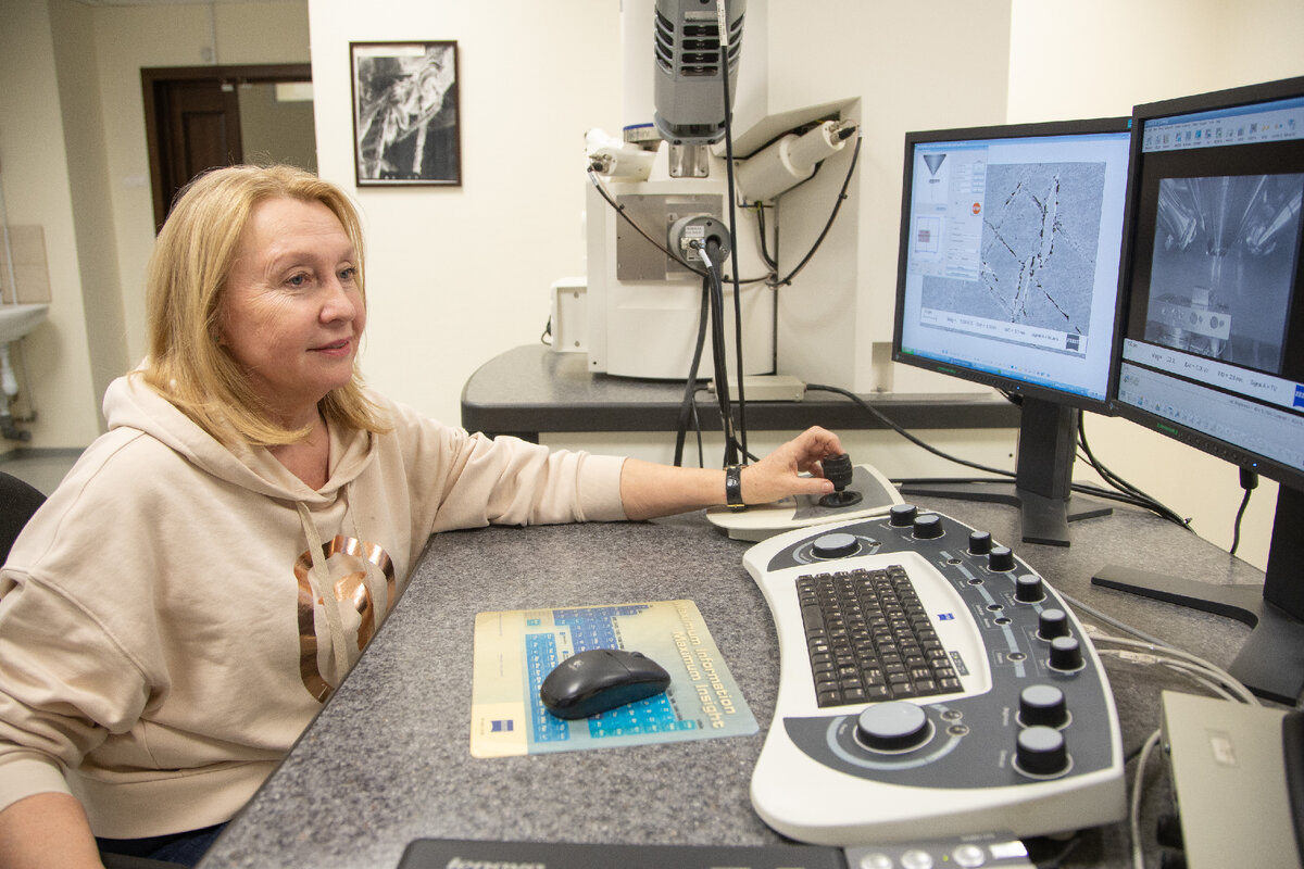 В лаборатории с помощью сканирующего микроскопа Светлана Ремпель проверяет структуру образца. Фото: Илья Сафаров, медиацентр УрФУ.