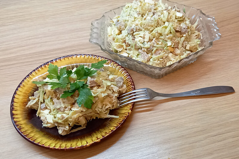 Салат из зеленой редьки с луком, орехами и семечками