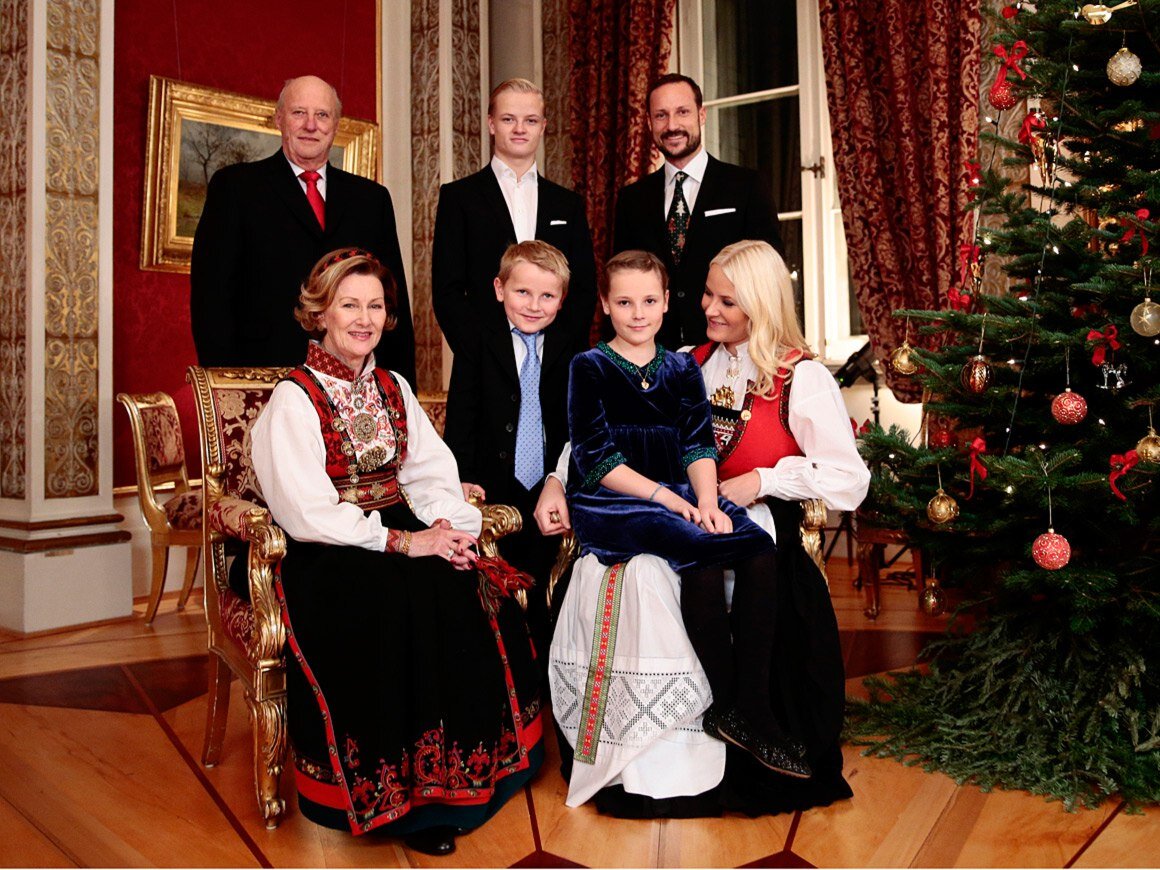 Норвежская Королевская семья. Семья норвежского короля. Королевская семья Норвегии в национальном костюме. Норвег Королевская семья.