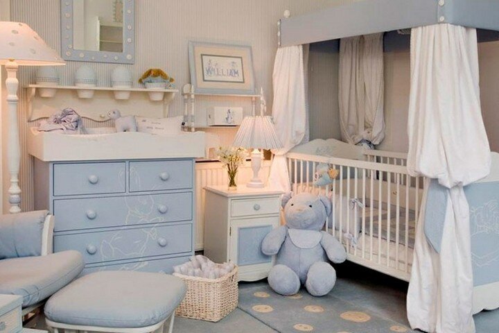 Спальня в голубых тонах с универсальной отделкой