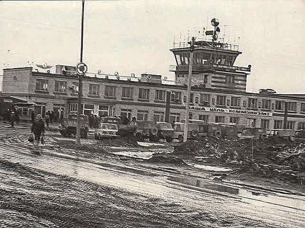   Аэровокзал Нижневартовска. Старый.
