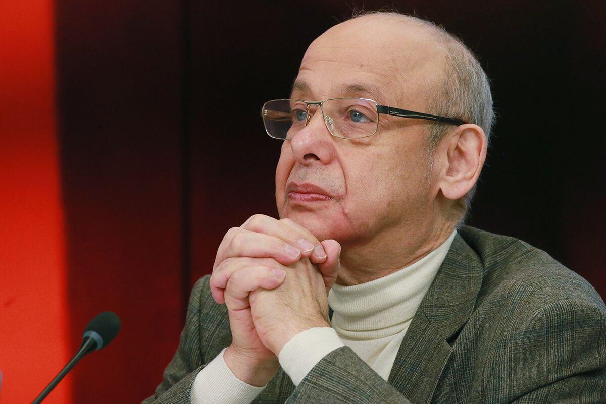 Александр Григорьевич Асмолов - доктор психологических наук, академик РАО, заведующий кафедрой психологии личности факультета психологии МГУ имени М. В. Ломоносова, профессор-исследователь НИУ ВШ