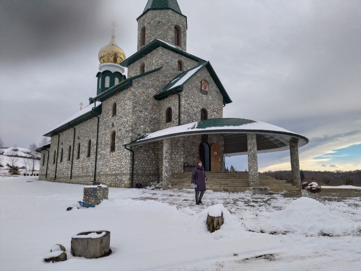 Вот он, храм из речных камушков.