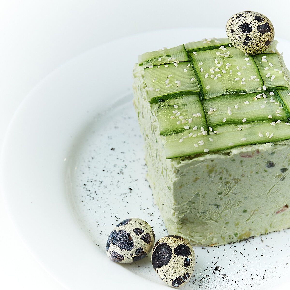 Мой вариант сервировки закусочного торта с красной рыбой и авокадо. Листайте, чтобы увидеть блюдо в разрезе.