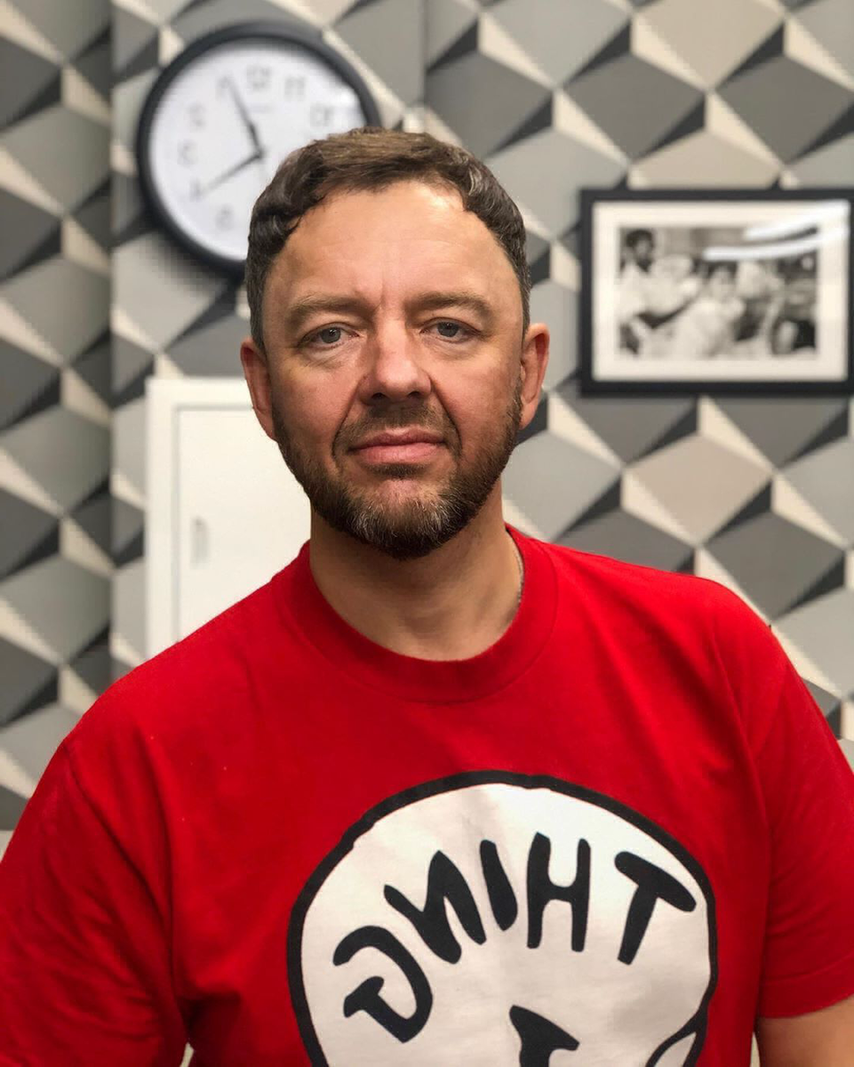 Где сейчас нетиевский из пельменей. Где сейчас нетиевский из пельменей. Популярные команды квн 2000 в зеленых рубашках. Нетиевский уральские пельмени. Нетиевский уральские пельмени.