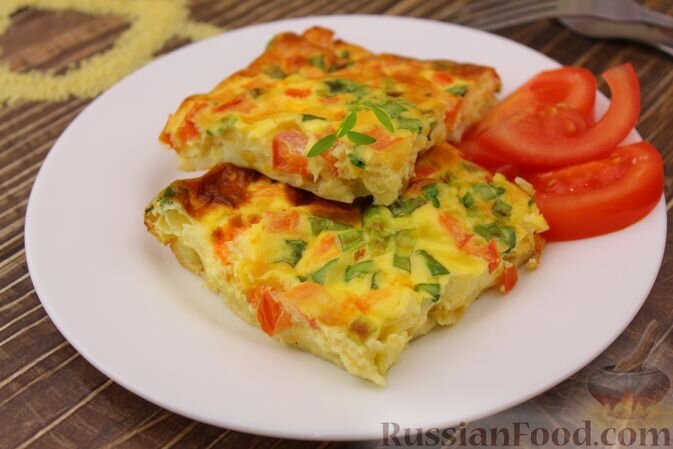 яйца, молоко, кускус, мука пшеничная, помидоры, сыр твёрдый, кукуруза консервированная, лук зелёный, соль, перец чёрный молотый, масло сливочное