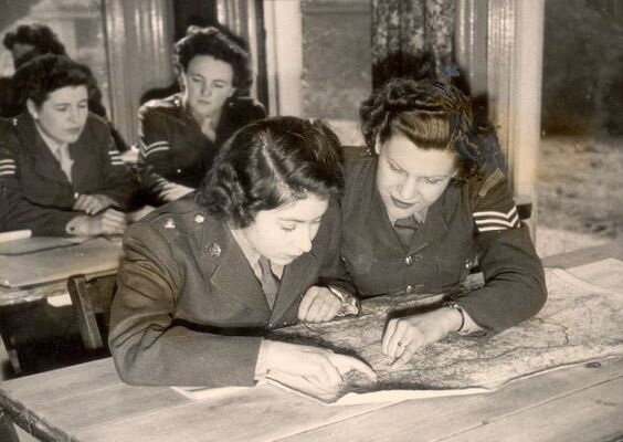 Королева Елизавета II скончалась в возрасте 96 лет в замке Балморал . Британский трон по закону переходит принцу Чарльзу - Страница 4 Scale_1200
