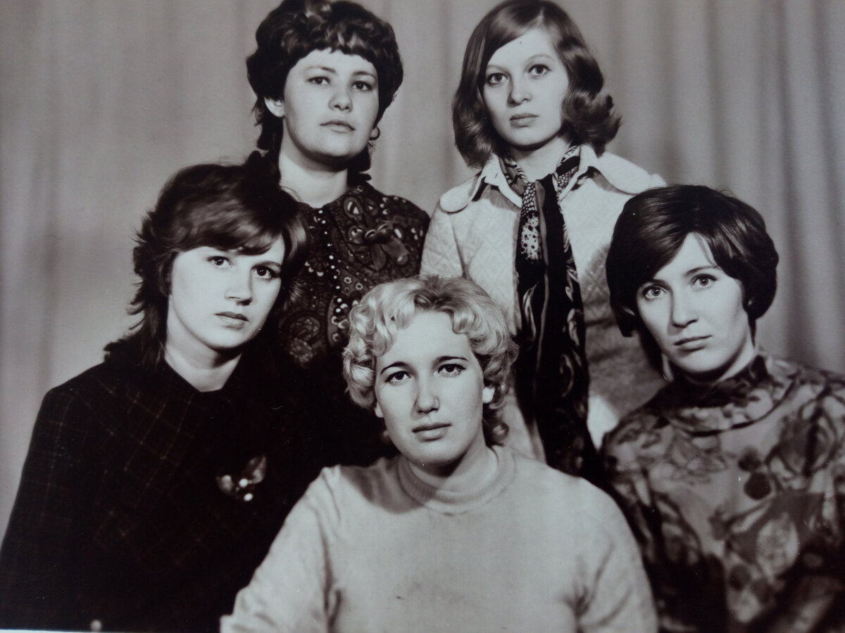 Это наш третий курс. Я слева. Привет всем девочкам, кто читает канал! Не все уже с нами...