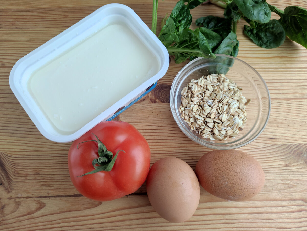 Ингредиенты для приготовления овсяноблина с помидором, фетой и шпинатом