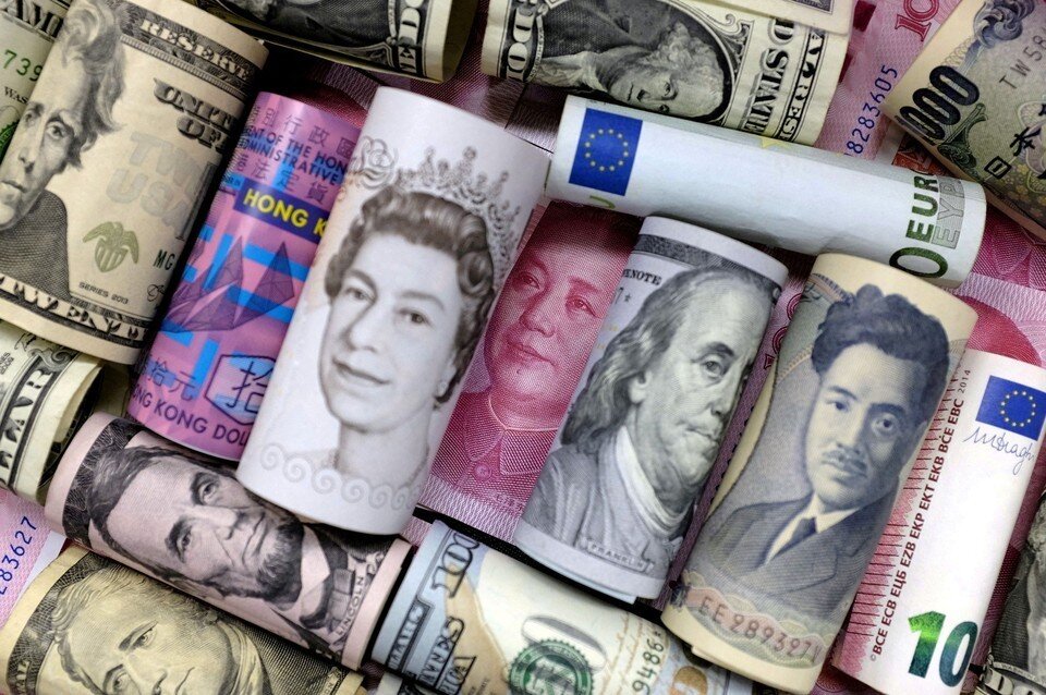     ЦБ понизил курс доллара до 103,95 рубля на 18-20 марта  REUTERS