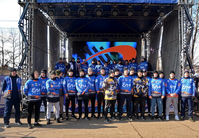 Хорошая задумка провести закрытие сезона торжественно и, несмотря на его весьма скромный итог, с привлечением болельщиков, разного рода играми и музыкальной кавер-группой показалась весьма интересной. Но хорошими мыслями, как говорится в одной известной поговорке, вымощена дорога…Впрочем не все так мрачно, как я тут начал…)) Начну сначала, чтобы создать реалистичное представление о мероприятии (таким, каким его увидел я, так что взгляд субъективный). Для начала то, что людей было немного, хотя при соответствующей рекламе в СМИ и так далее, а не только на официальной странице клуба любимый вид спорта привлек бы одних только болельщиков намного больше.
Читайте далее: http://www.irk.ru/news/blogs/SU_baikal/1394/ 