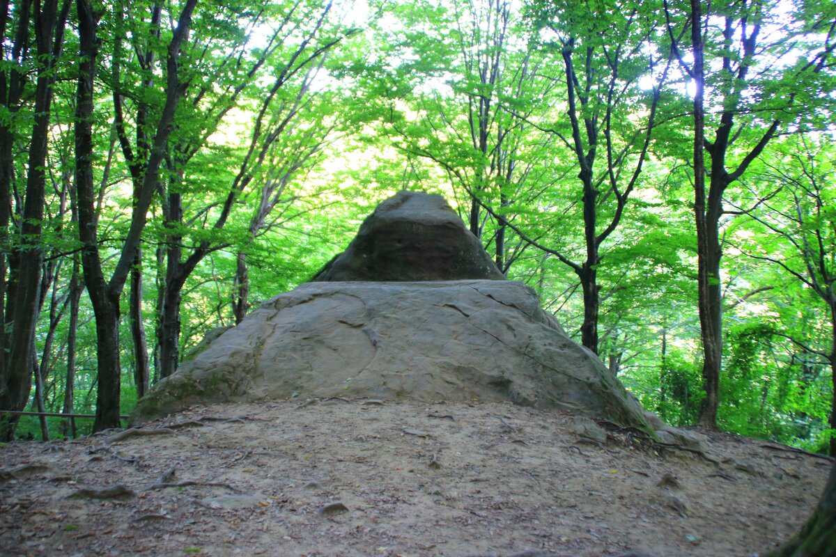  Итак, Дольмен-пирамида или как его еще называют Дольмен целитель, высечен в огромном валуне, крышка отсутствует,  построен так, что с западной стороны имеет форму пирамиды, вершина которой точно указывает точку восхода солнца над хребтом в дни равноденствий - 22 марта и 21 сентября.