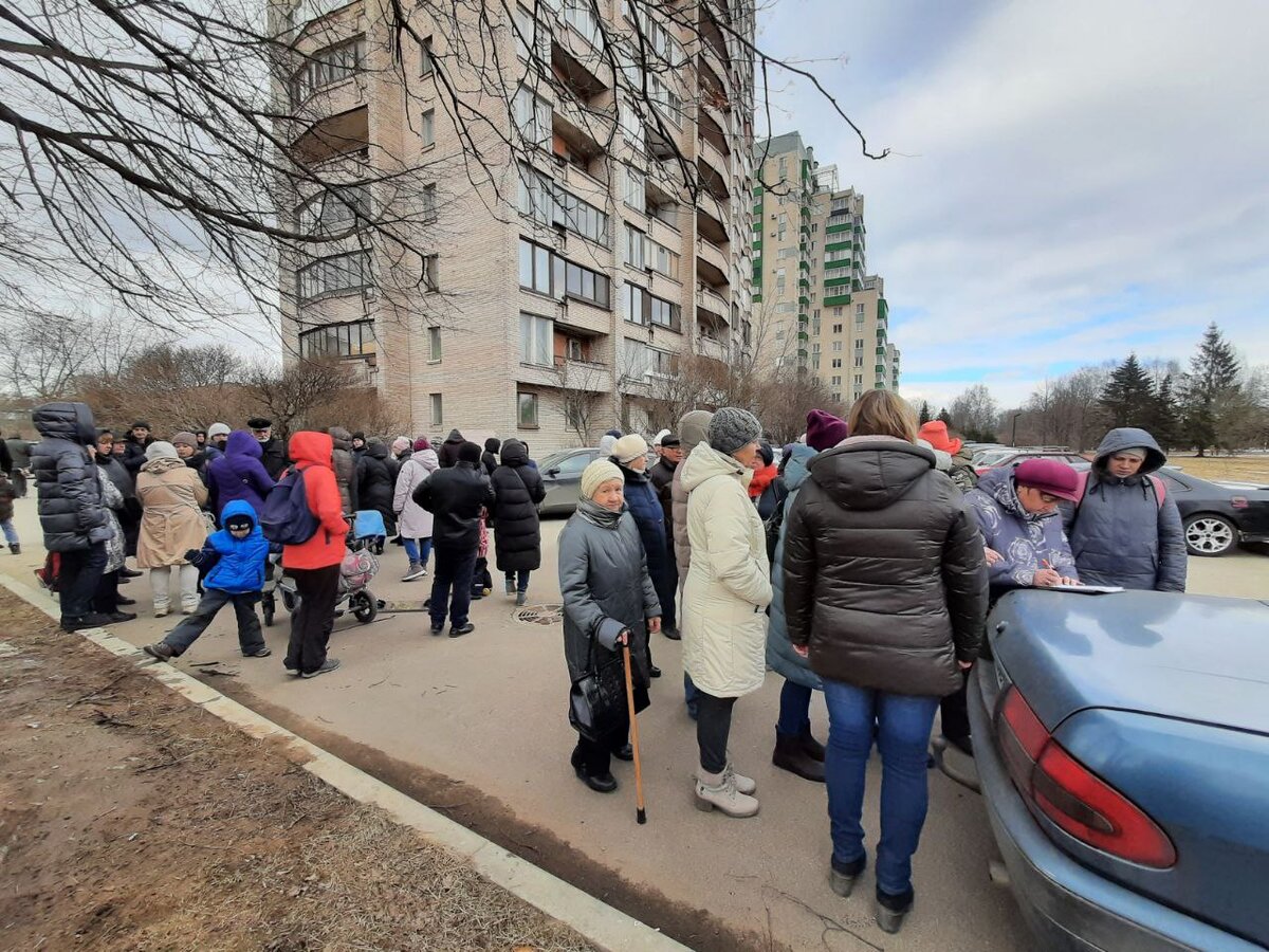Жители собрались возле дома 29 к4 по улице Замшина.