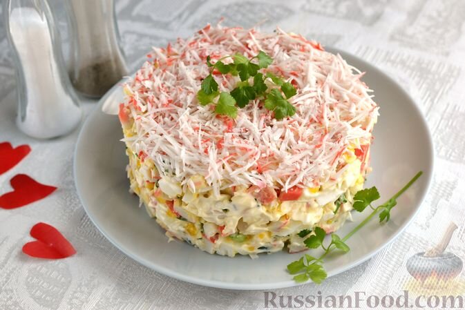 крабовые палочки, сыр плавленый, яйца, чеснок, лук зелёный, майонез, соль, зелень