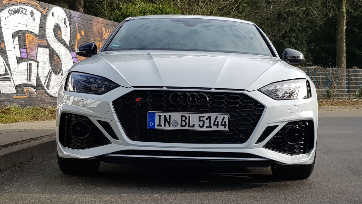 Audi RS 5 Sportback выглядит не по-семейному хищно
