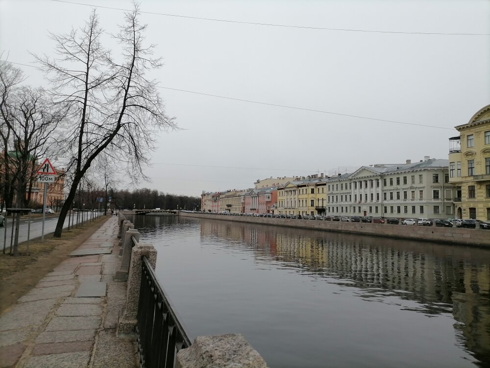 Лицей находится в двух шагах от Летнего сада . Окна его выходят на воду реки Фонтанки и Михайловский замок