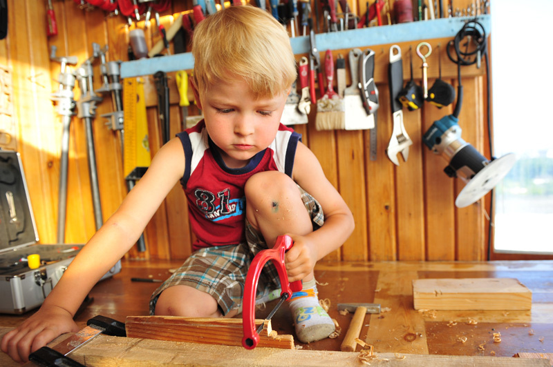 На все руки мастер только тот, кто учится с молоду.