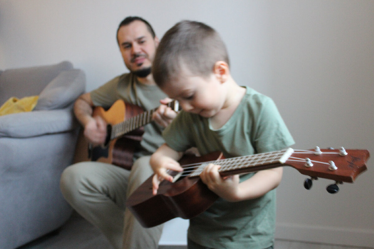 Фото нечеткое, но тут прям видно как сын вовлечен в игру на укулеле)