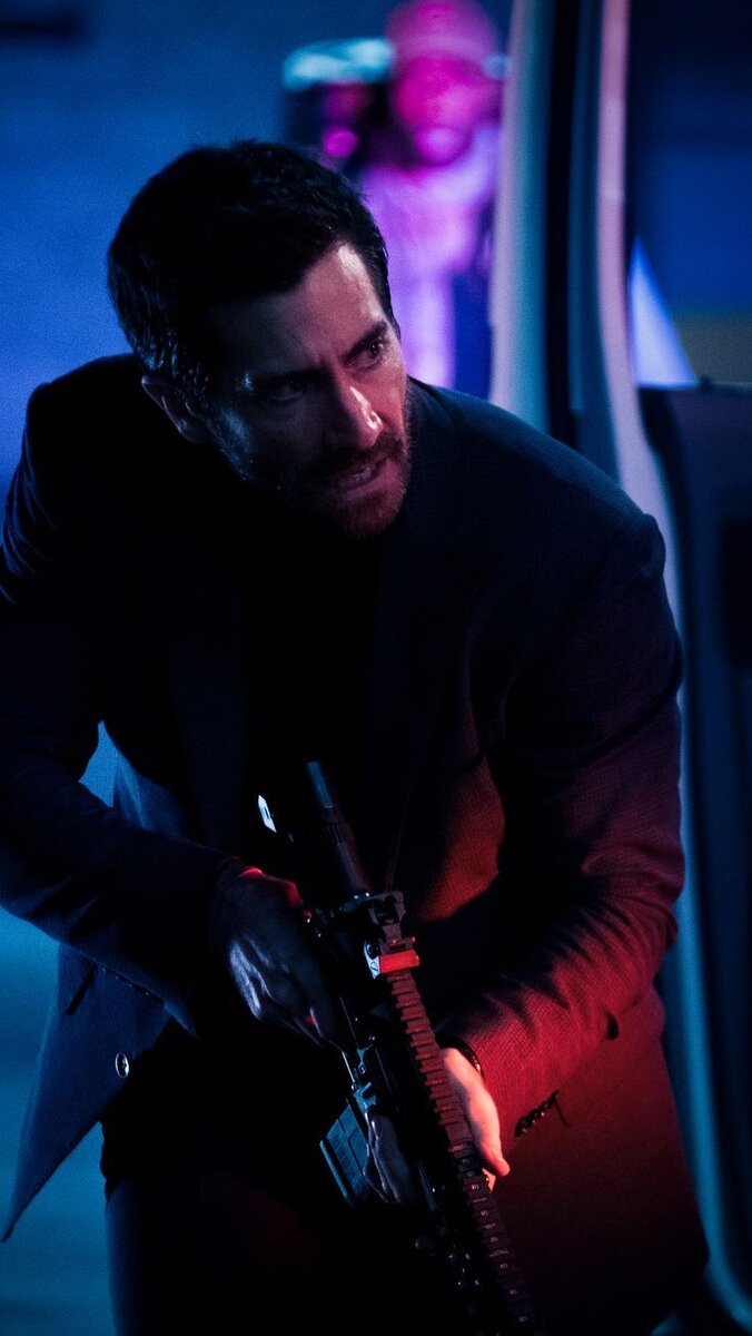 Джейк Джилленхолл в интервью для The ScreenRant поделился опытом работы с Майклом Бэем, что это было очень свободно. Майкл не ограничивает актёров, позволяя им импровизации в репликах, менять их "на лету", выбирая ту саму, которая больше подойдёт в данном контексте. Но в итоге не вышло живости после импровизационных упражнений, к сожалению