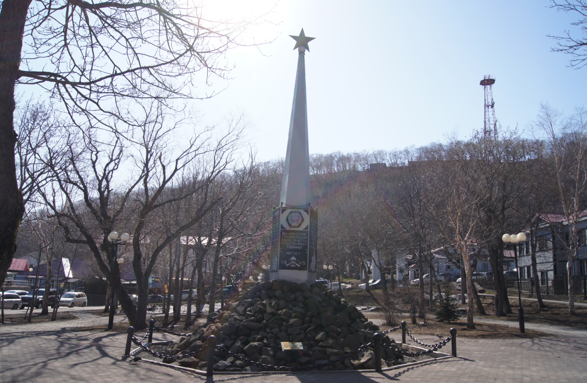 Памятник воинам Советской армии-освободителям Курильских островов в 1945 году, Сквер Свободы