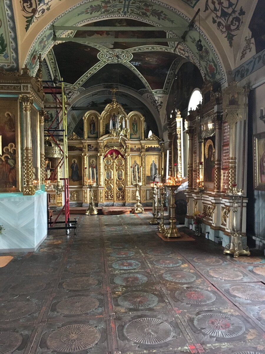 В старых церквях до сих пор есть чугунные или просто металлические полы.