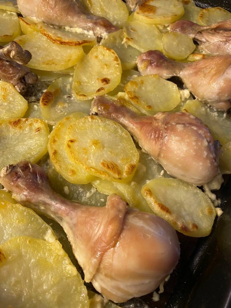 Курица с картошкой, запеченная в духовке с сыром и сметаной
