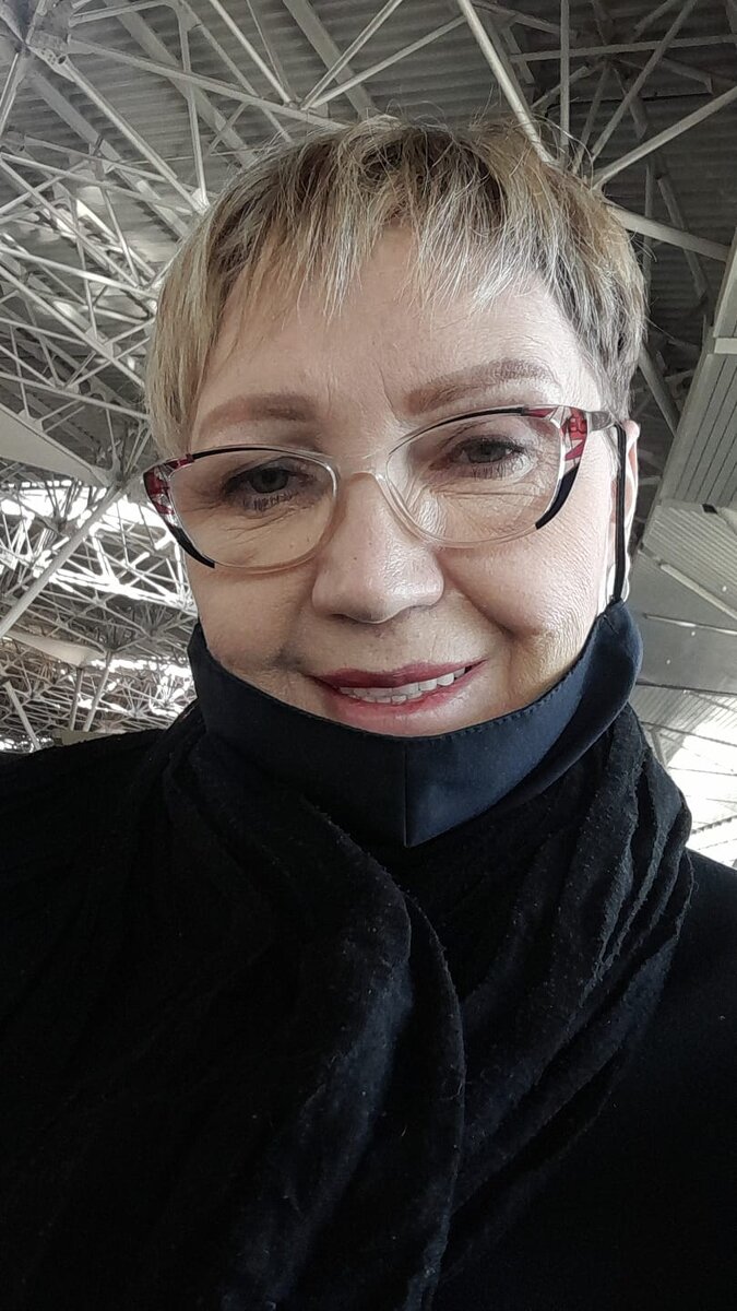 Сейчас я улыбаюсь! И это искреннее! Вы не представляете, насколько это приятно после стольких лет, когда свою улыбку и разрушенные зубы приходилось скрывать