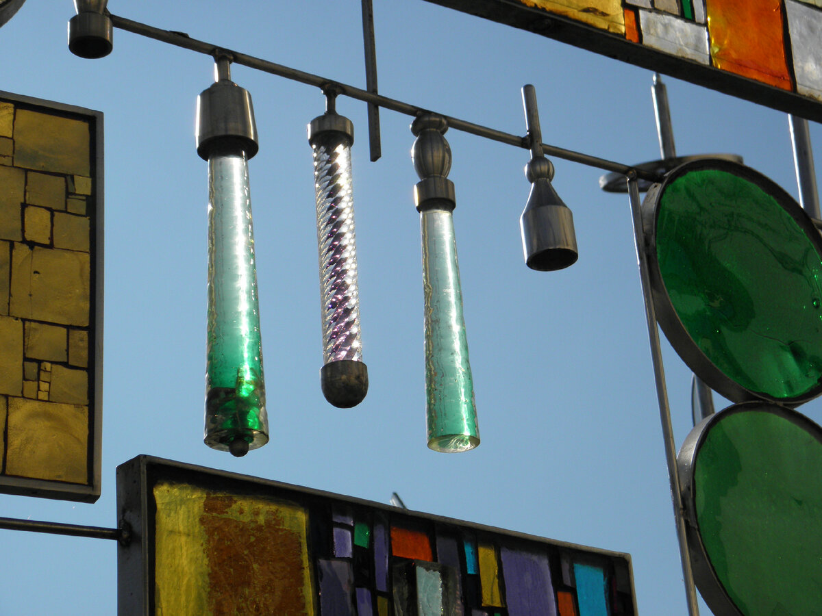 Витраж на улице Монтегротто-Терме в Италии. Фотографии авторские.