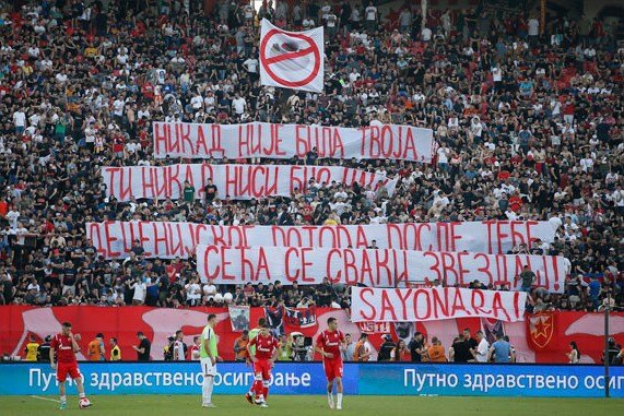 Развес от "Делие", адресованный Стойковичу: "Звезда никогда не была твоей, ты никогда не был нашим. Десятилетний потоп после тебя помнит каждый звездаш! Сайонара ["До свидания" по-японски]!" Фото: сайт газеты "Политика". 