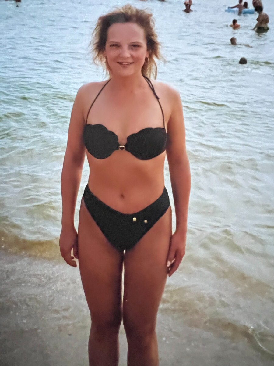 А тут я старше, мне уже 32. И "обрезать мне при фото бесконечные ноги, мог только Стив, собако!" Такого красивого, чтоб упасть и не встать, нет, ребят, не было. Но некоторым оч нравилось. Синеглазое, красото :))