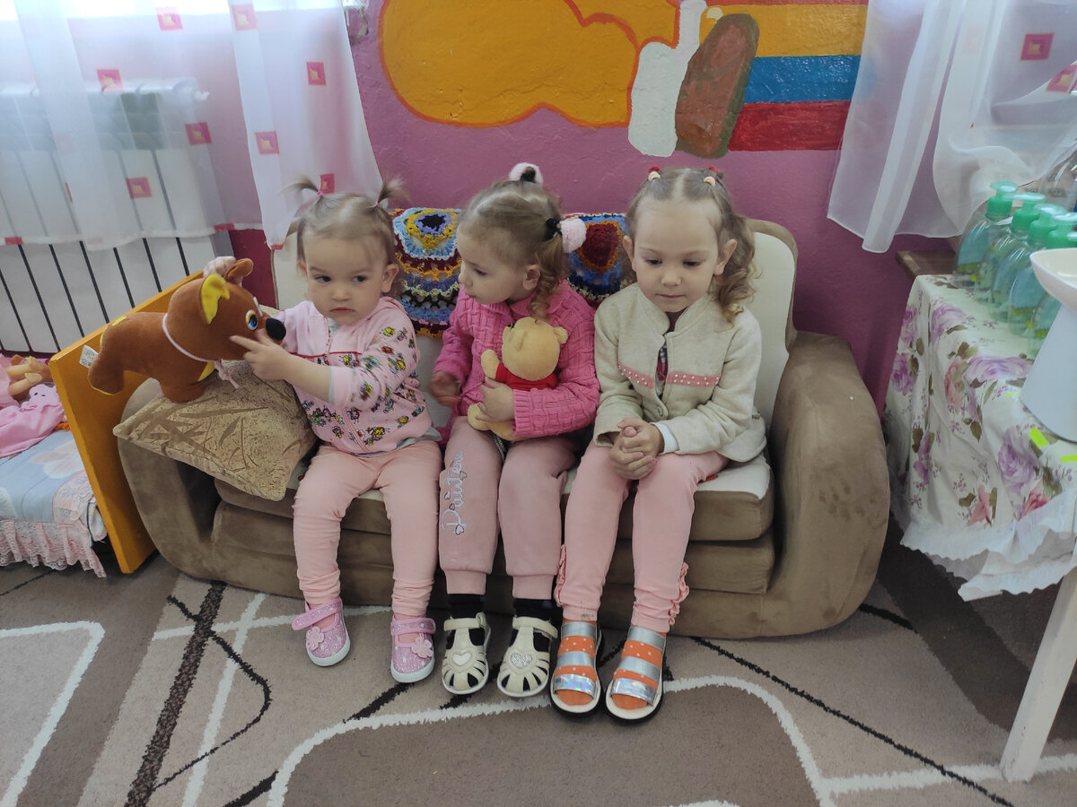 Три девицы под окном...