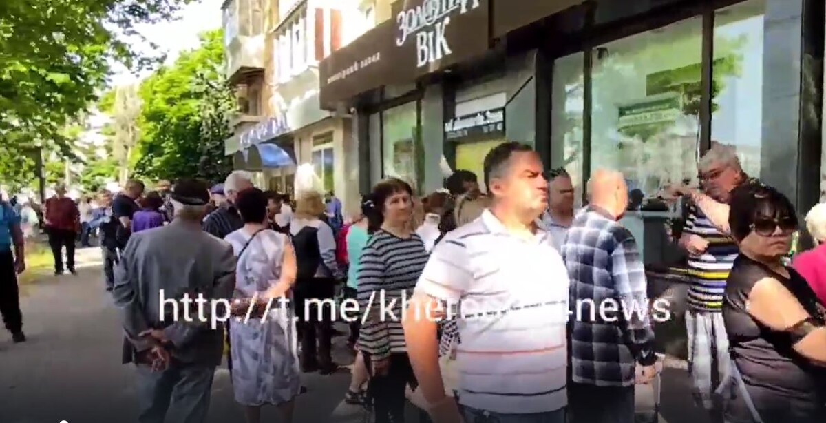 Многокилометровые очереди за симками в Херсоне. 