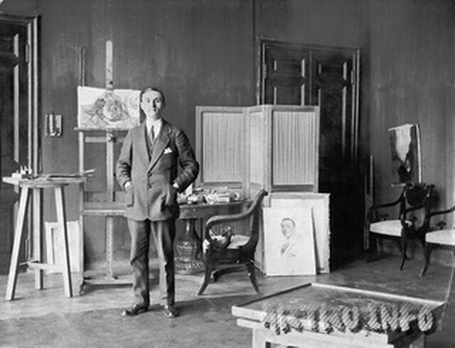 Художник Борис Такке в своей мастерской