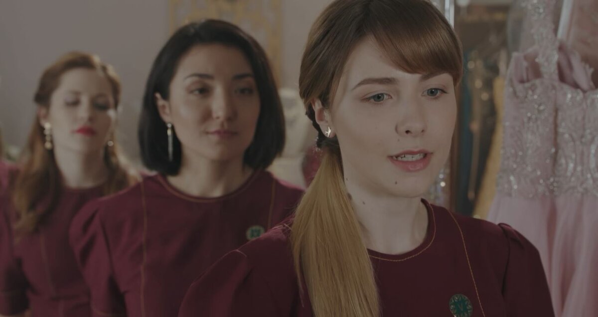    Среди продавщиц Галя становится самой компетентной и сообразительной