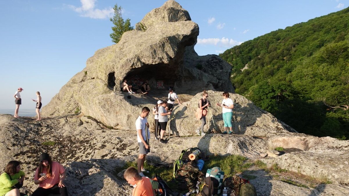Орлиные скалы - удивительное место у подножия горы Бештау, скальные породы образовали здесь странной формы вершины, труднодоступные и необычные, здесь действительно кружат орлы и селятся орлиные семьи 