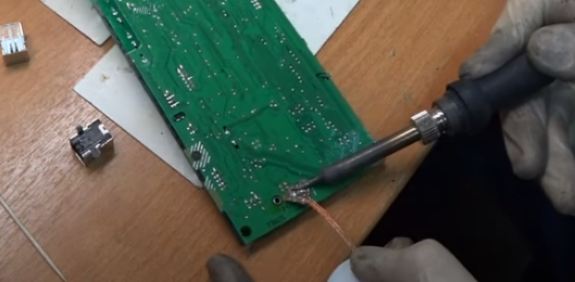 Обрабатываем флюсом контакты разъема на плате и припаиваем его