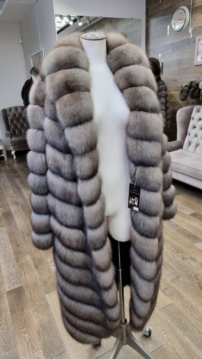 Шуба из соболя с роскошным удлиненным шалевым воротом в пастельном оттенке