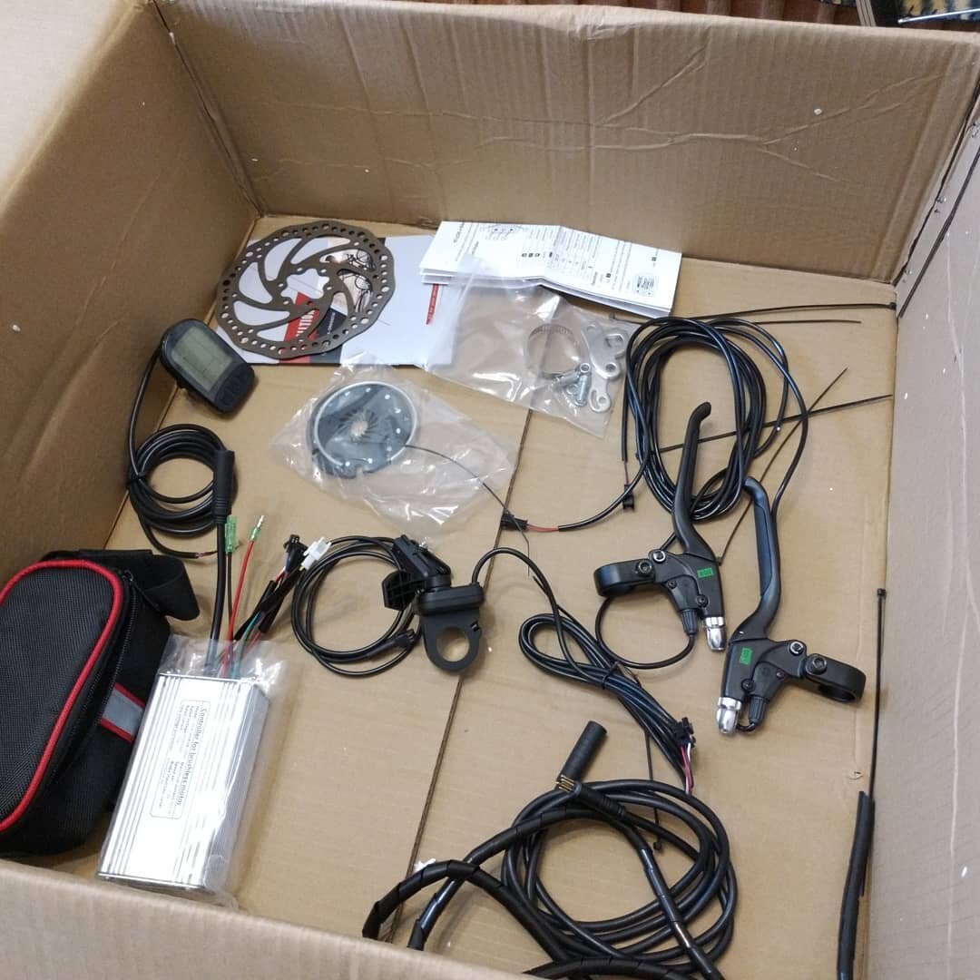 В комплекте: мотор-колесо, контроллер мотора, дисплей, регулятор скорости, две рукоятки тормоза с датчиками, датчик ПАС, два тормозных диска, сумка для контроллера, дропаут, мелочёвка.