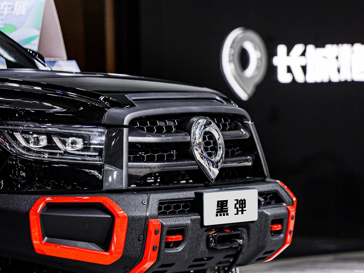 На фото: Пикап Cannon в версии Black Bullet на автосалоне в Чунцине