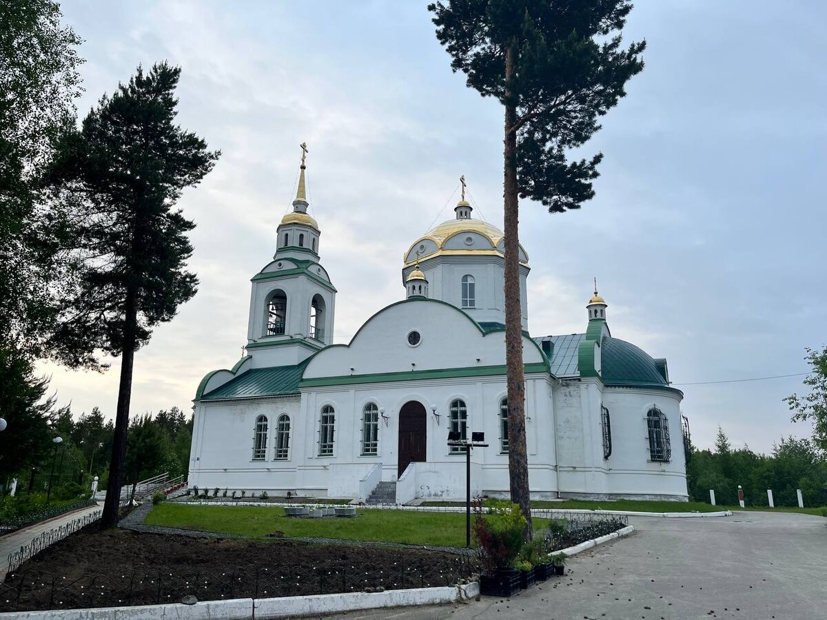 Церковь Алексея Московского прямо у леска.