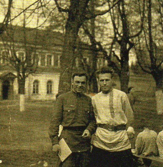 Школа инвалидов ВОВ.  Директор Волховитинов (справа) и зам. командира загорского  истребительного батальона И. Добронравов, 1943 г.