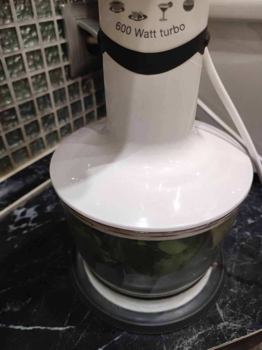 Фото автора, измельчение листьев яблони в блендере, июль 2022 г.