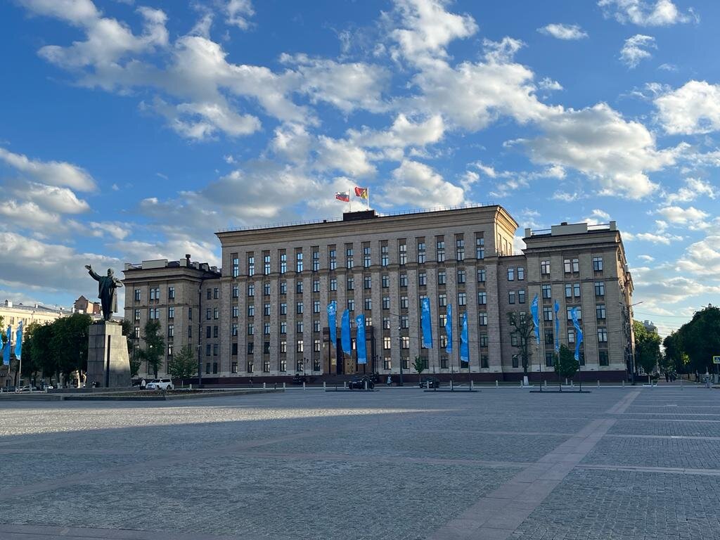 Центральная площадь - Ленина, естественно! Здесь располагается Правительство Области.