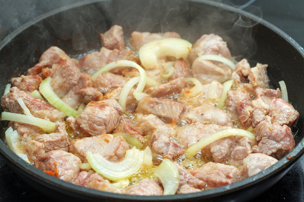 Как вкусно пожарить лук на сковороде. Свинина на сковороде с луком. Мясо на сковороде свинина с луком. Мясо с луком на сковороде. Жареная свинина на сковороде с луком.