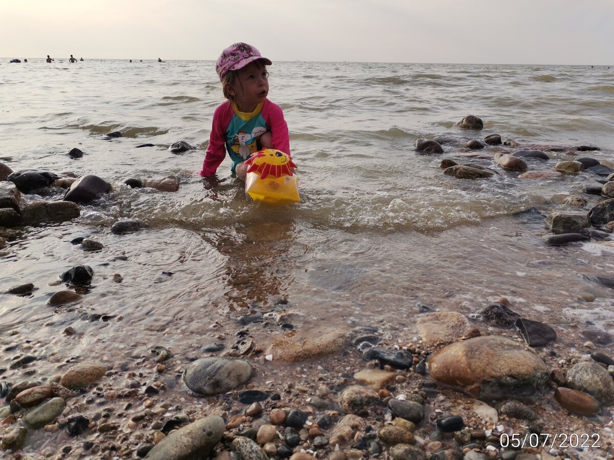 Дочь в Азовском море 😉 Купает в море нарукавники