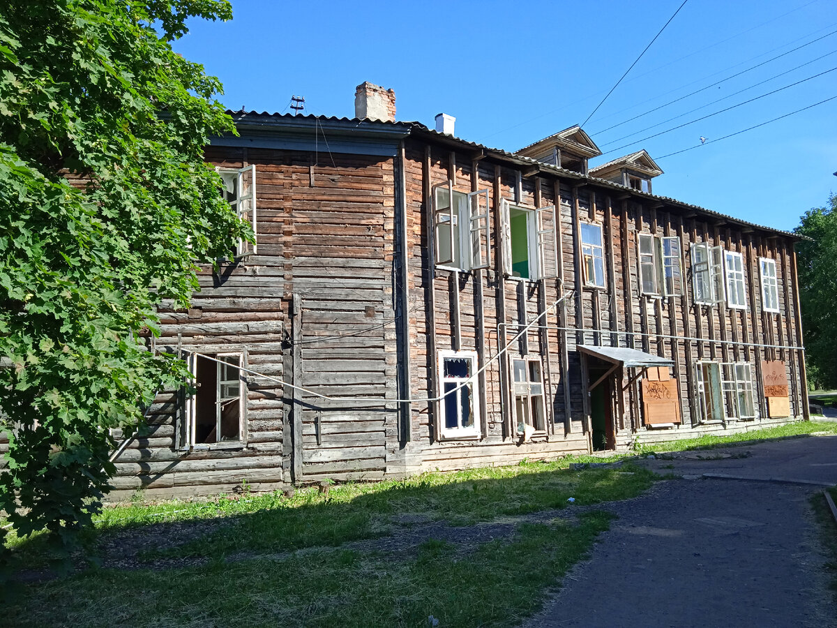 В раскрытые окна и двери улетает чья-то память и душа